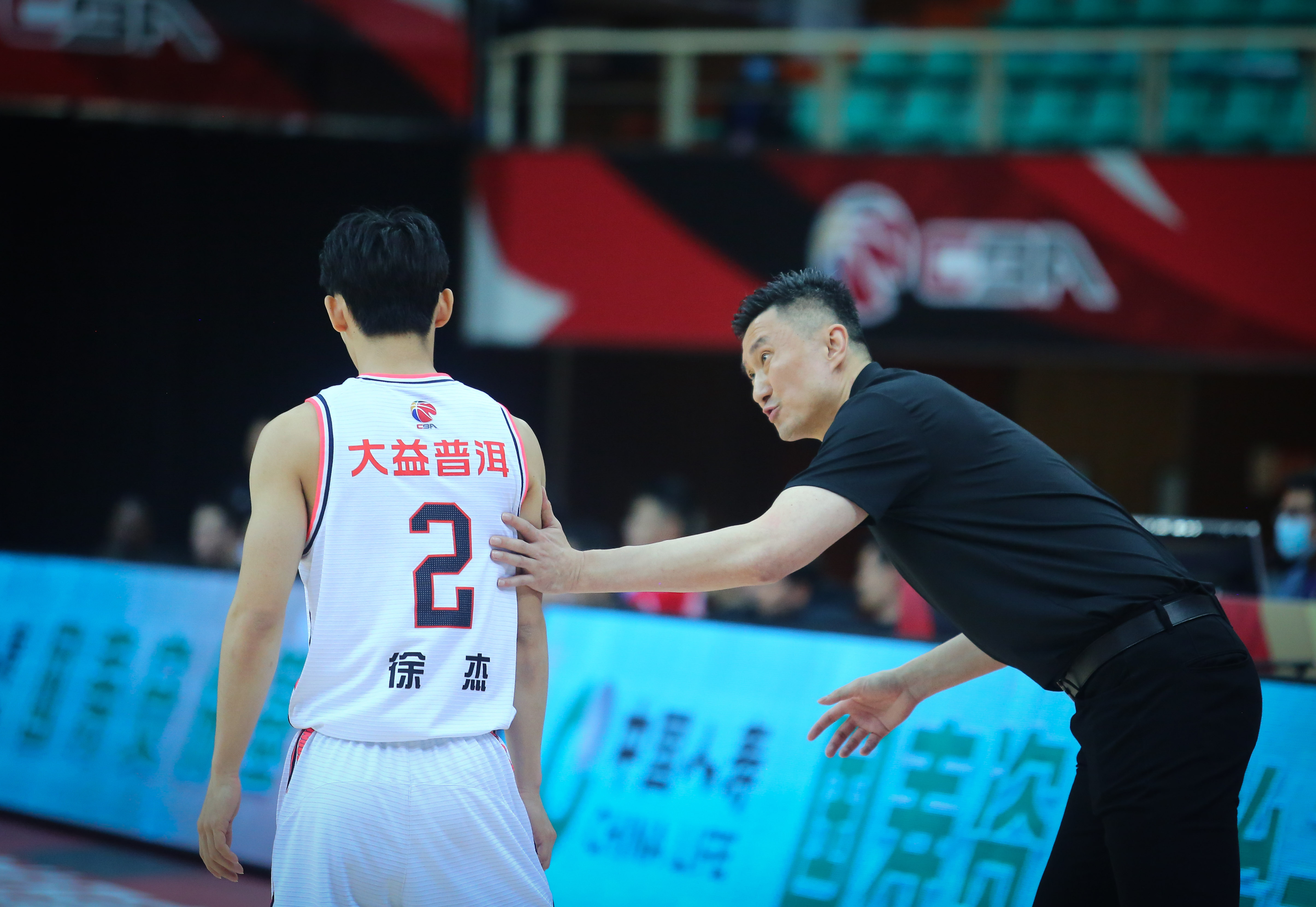 深圳男篮训练开放日，窗口期内部沟通引欢呼，CBA常规赛在即，团队化学反应显著的简单介绍